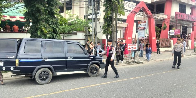 Personel Polres Tana Toraja Pastikan Kelancaran Kegiatan Masyarakat Berjalan Aman dan Lancar