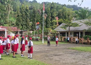 Personel Polsek Sangalla Tanamkan Semangat Belajar dan Disiplin ke Pelajar