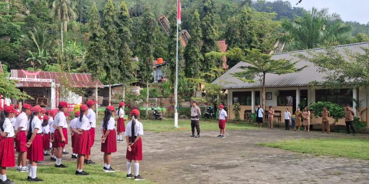 Personel Polsek Sangalla Tanamkan Semangat Belajar dan Disiplin ke Pelajar