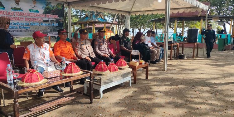 Personel Polres Palopo Hadiri Penanaman Mangrove dan Simulasi Bencana