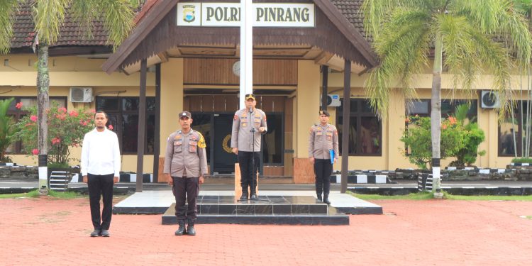 Kapolres Pinrang Pimpin Apel Pagi Dirangkaikan Halal Bihalal, Perkuat Soliditas
