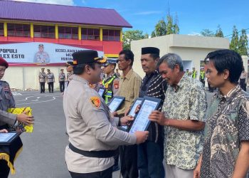 Berperan Dalam Penemuan Kokain, Kapolres Selayar Beri Penghargaan ke Personel dan Masyarakat