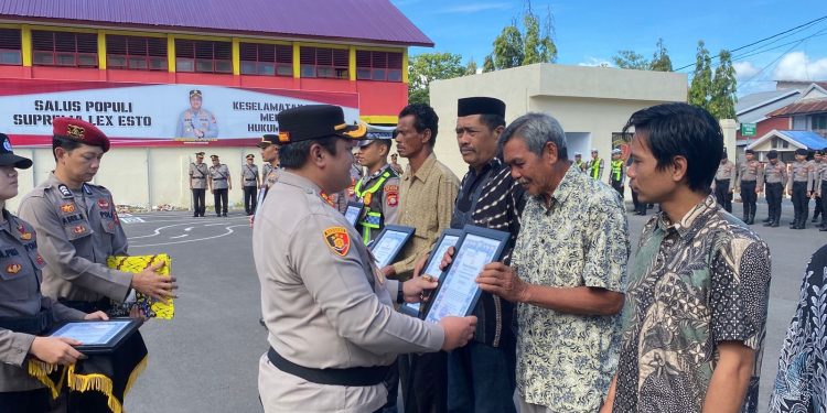Berperan Dalam Penemuan Kokain, Kapolres Selayar Beri Penghargaan ke Personel dan Masyarakat