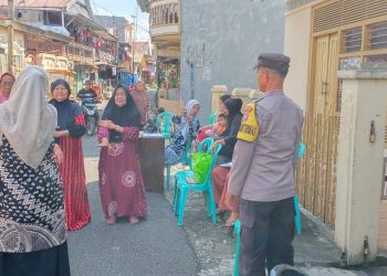 Bhabinkamtibmas Polsek KPN Polres Parepare Dampingi Pemeriksaan Kesehatan Gratis Masyarakat