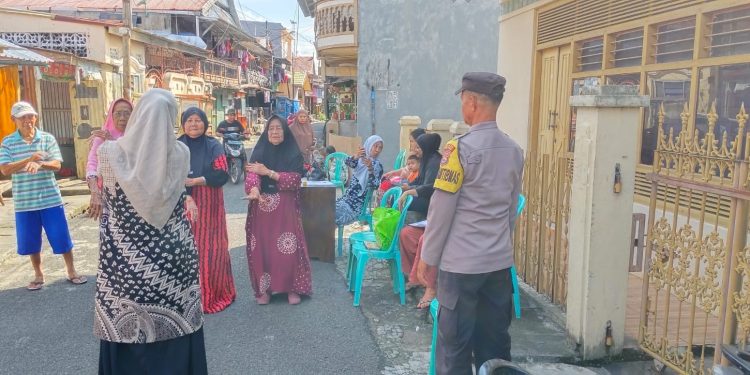 Bhabinkamtibmas Polsek KPN Polres Parepare Dampingi Pemeriksaan Kesehatan Gratis Masyarakat