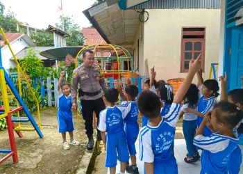 Tanamkan Disiplin Sejak Dini, Bhabinkamtibmas Polsek Mengkendek Hadir di Tengah Anak-Anak TK