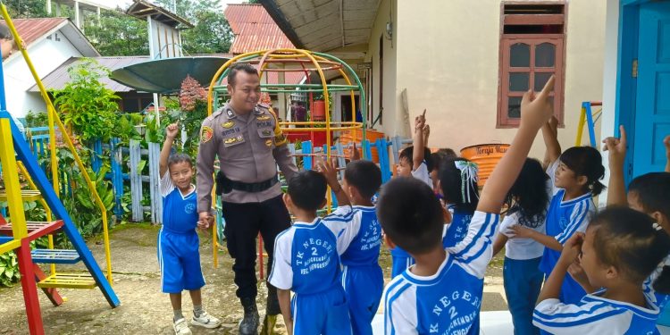 Tanamkan Disiplin Sejak Dini, Bhabinkamtibmas Polsek Mengkendek Hadir di Tengah Anak-Anak TK