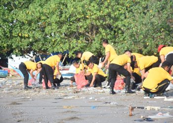 Peduli Lingkungan, Polres Bulukumba Bersihkan Pantai Merpati