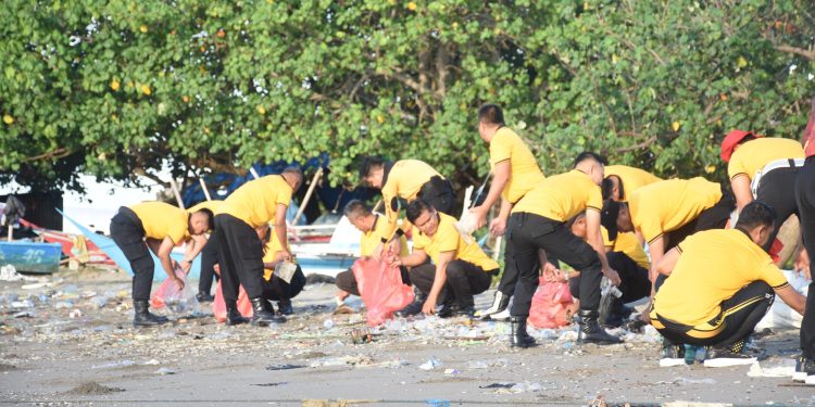Peduli Lingkungan, Polres Bulukumba Bersihkan Pantai Merpati