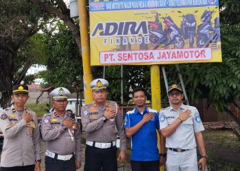 Cegah Lakalantas, Kasat Lantas Polres Jeneponto Pimpin Pemasangan Baliho di Jalan Pahlawan