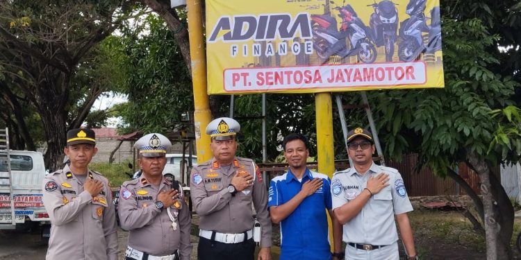Cegah Lakalantas, Kasat Lantas Polres Jeneponto Pimpin Pemasangan Baliho di Jalan Pahlawan
