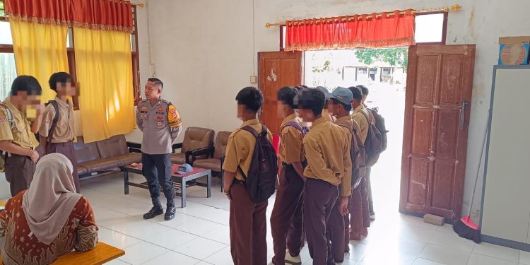 Cegah Kenakalan Remaja, Bhabinkamtibmas Polsek Mengkendek Berikan Pembinaan ke Pelajar