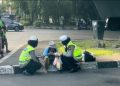 Disela Kesibukan Gatur Pagi, Kasat Lantas Polrestabes Makassar Sempatkan Berbagi ke Warga Kurang Mampu