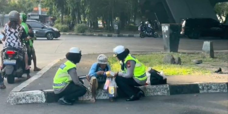 Disela Kesibukan Gatur Pagi, Kasat Lantas Polrestabes Makassar Sempatkan Berbagi ke Warga Kurang Mampu