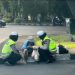 Disela Kesibukan Gatur Pagi, Kasat Lantas Polrestabes Makassar Sempatkan Berbagi ke Warga Kurang Mampu