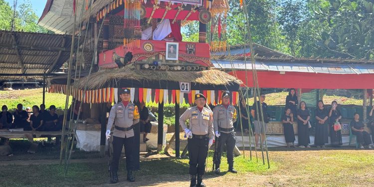 Polres Tana Toraja Gelar Upacara Persemayaman Secara Kedinasan Kapten Purn A.R Pangloli