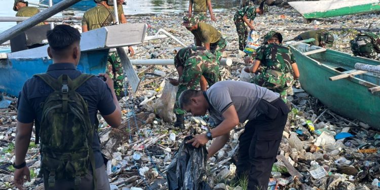 Polres Parepare Kerahkan Puluhan Personel Dalam Aksi Bersih-bersih bersama TNI dan Pemkot
