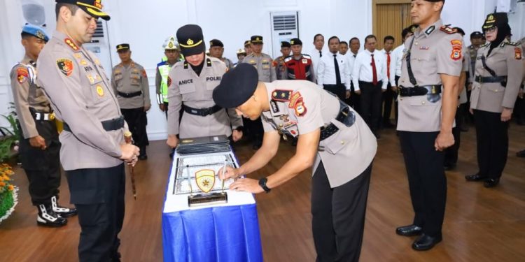 Pimpin Sertijab Kabag, Kasat dan Kapolsek, Kapolrestabes Makassar: Semoga Membawa Semangat Baru