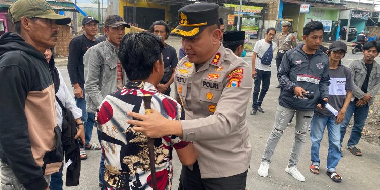 Aksi Humanis Kapolres Bulukumba yang Turun Langsung Temui Pengunjuk Rasa