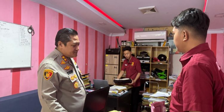 Pastikan Berjalan Optimal dan Sesuai SOP, Kapolres Kepulauan Selayar Sidak Ruang Pelayanan