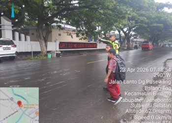 Hujan Tak Halangi Personel Satlantas Polres Jeneponto Beri Pelayanan Maksimal untuk Masyarakat