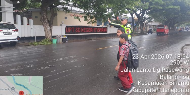 Hujan Tak Halangi Personel Satlantas Polres Jeneponto Beri Pelayanan Maksimal untuk Masyarakat