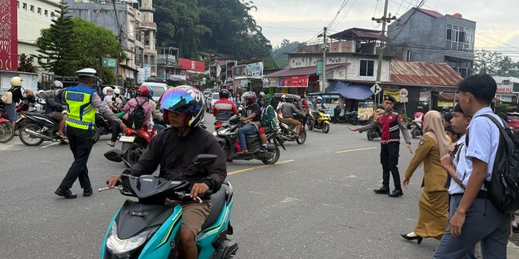 Satlantas dan Samapta Polres Tana Toraja Laksanakan Pengaturan Arus Lalu Lintas