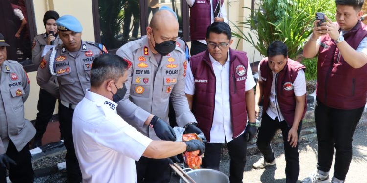 Kapolres Pinrang Pimpin Pemusnahan 3,2 Kg Sabu, Berhasil Selamatkan Puluhan Ribu Jiwa