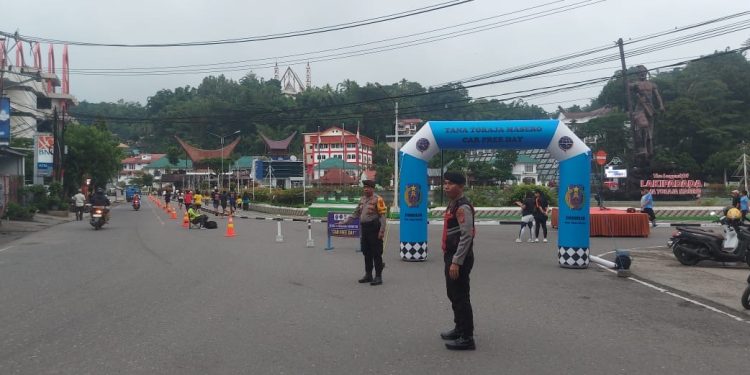 Personel Polres Tana Toraja Pam Car Free Day, Warga Berolahraga Dengan Aman dan Nyaman