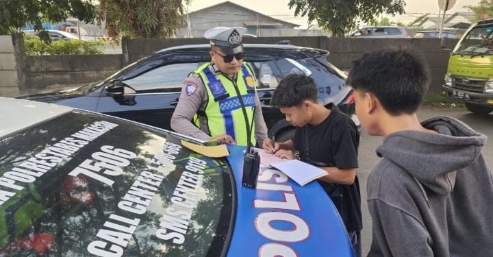 Sat Lantas Polrestabes Makassar Beri Teguran ke Pengendara Lawan Arus dan Tidak Pakai Helm