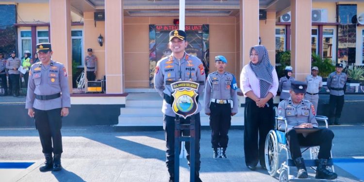 Air Mata dan Pelukan Hangat Kapolres Sidrap Saat Lepas Personel Yang Pindah Tugas