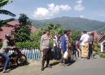 Jaga Kelancaran Rambu Tuka’, Bhabinkamtibmas Polsek Makale Hadir Beri Pengamanan