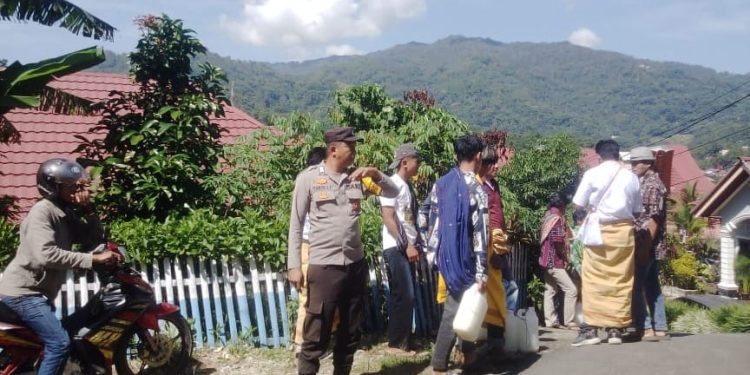 Jaga Kelancaran Rambu Tuka’, Bhabinkamtibmas Polsek Makale Hadir Beri Pengamanan