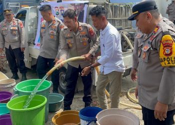 Personel Polres Maros Salurkan Bantuan Air Bersih ke Warga Terdampak Kekeringan