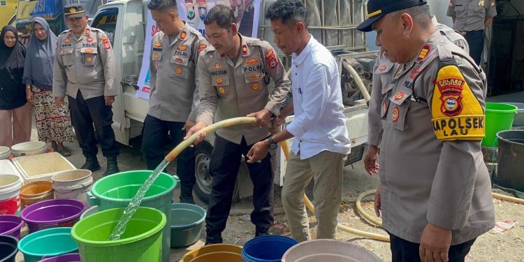 Personel Polres Maros Salurkan Bantuan Air Bersih ke Warga Terdampak Kekeringan