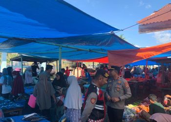 Kapolsek Ganra bersama Personel Gelar Pengamanan dan GaturLalu Lintas di Pasar
