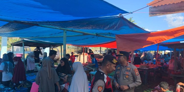 Kapolsek Ganra bersama Personel Gelar Pengamanan dan GaturLalu Lintas di Pasar