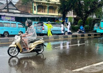 Dibawah Guyuran Hujan, Personel Polsek Turikale Tetap Atur Arus Lalu Lintas