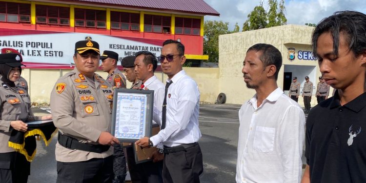 Bantu Ungkap Tahanan Kabur, Kapolres Selayar Beri Penghargaan ke Personel, Warga dan Media