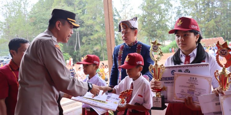 Wakapolres Tana Toraja Hadiri Peringatan Hari Pendidikan Nasional di Lapangan To’bone