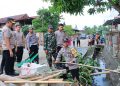 Cegah Banjir, Polisi dan Warga di Sidrap Gotong Royong Bersihkan Selokan