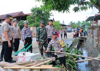 Cegah Banjir, Polisi dan Warga di Sidrap Gotong Royong Bersihkan Selokan