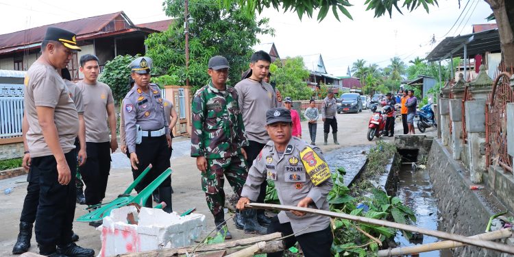 Cegah Banjir, Polisi dan Warga di Sidrap Gotong Royong Bersihkan Selokan