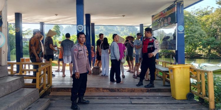 Personel Polres Maros Beri Pengamanan di Objek Wisata Rammang-Rammang