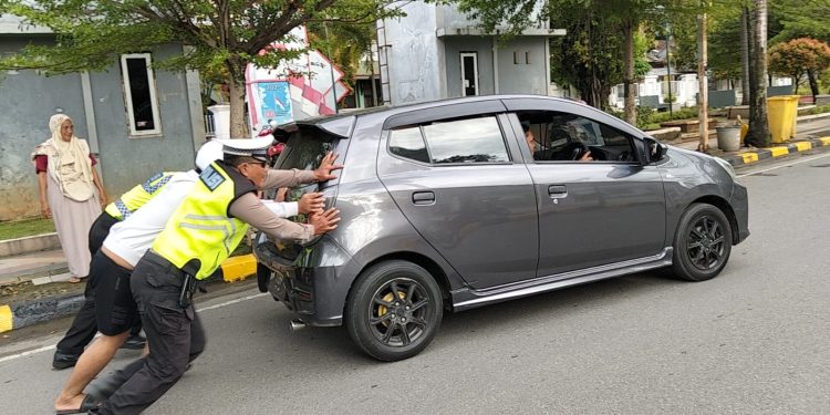 Personel Satlantas Polres Palopo Sigap Bantu Warga Yang Alami Kendala