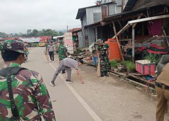 Personel Polres Torut Bersihkan Pasar Hewan Bolu Sambut HUT ke-69 Kodam XIV/Hasanuddin