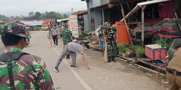 Personel Polres Torut Bersihkan Pasar Hewan Bolu Sambut HUT ke-69 Kodam XIV/Hasanuddin