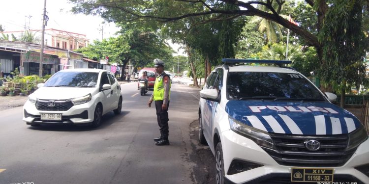 Personel Tetap Beri Pelayanan di Hari Libur, Kasat Lantas Polres Jeneponto: Masyarakat Prioritas Utama
