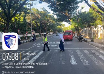 Polisi Lalu Lintas Polres Jeneponto Beri Pelayanan, Pastikan Anak Sekolah Tiba Dengan Selamat