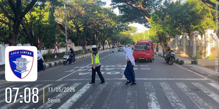 Polisi Lalu Lintas Polres Jeneponto Beri Pelayanan, Pastikan Anak Sekolah Tiba Dengan Selamat